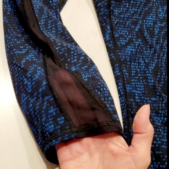 LIKE NEW Lululemon Athletica Speed Crops, Size 4, Blue, Black - Picture 6 of 9